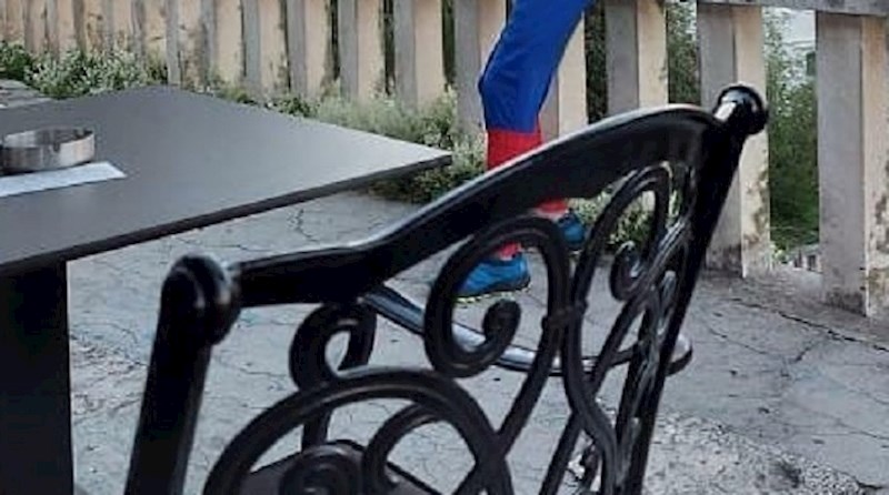 Očito mu je dosta korone - ovog Dalmatinca uslikali su ljudi zbog odjeće koju je nosio