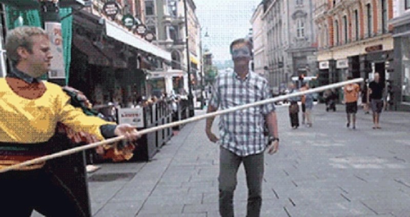 Tipa su usred grada opasno nasamarili, pogledajte kako ga prolaznici gledaju