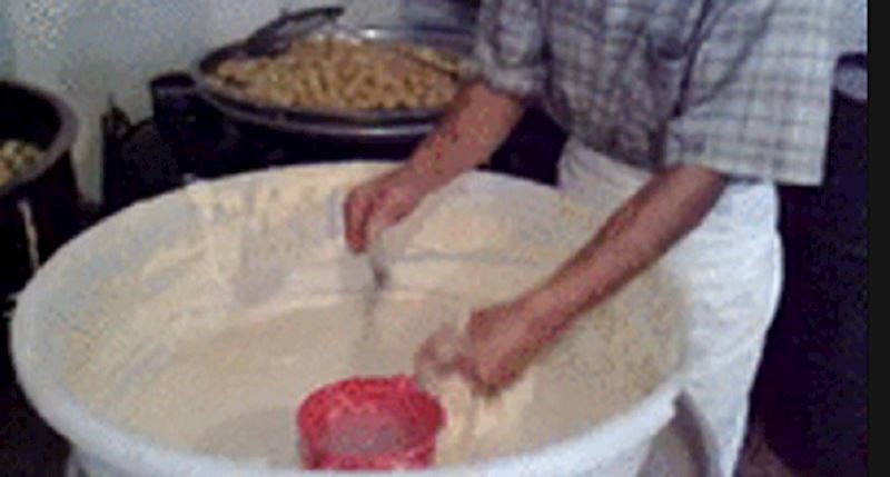 Način na koji ovaj čovjek radi fritule je totalno neobičan, biste li posjetili njegovu kućicu na adventu?