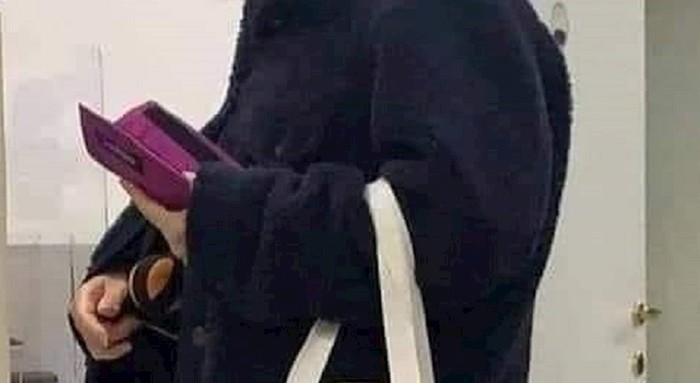 Je li ovo novi modni trend? Neobična torbica privukla pažnju prolaznika