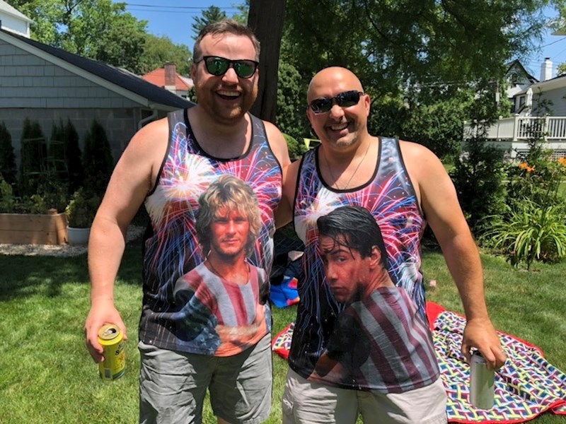 Dva gosta na dječjem rođendanu koji se nisu ranije poznavali, ali dijele isti ukus za majice