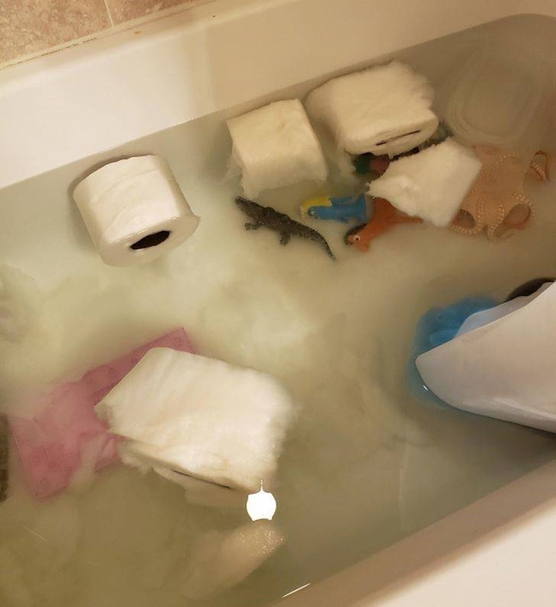 "Dok cijeli svijet skladišti wc papir, moj sin se kupa s njim"