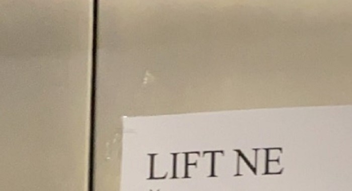 Lift nije radio, pa je netko u zgradi ostavio ovu obavijest i nasmijao sve stanare