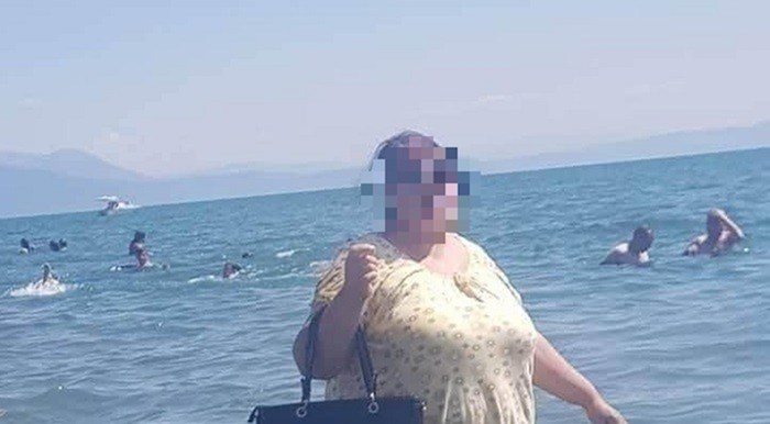 Gospođa se odlučila fotkati uz more, ali je to učinila na malo neobičan način