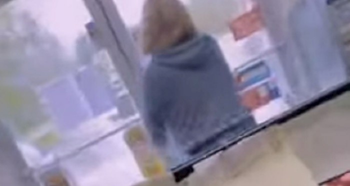 Trgovac snimio ženu koja je napravila rupu u maski, njeno objašnjenje je urnebesno