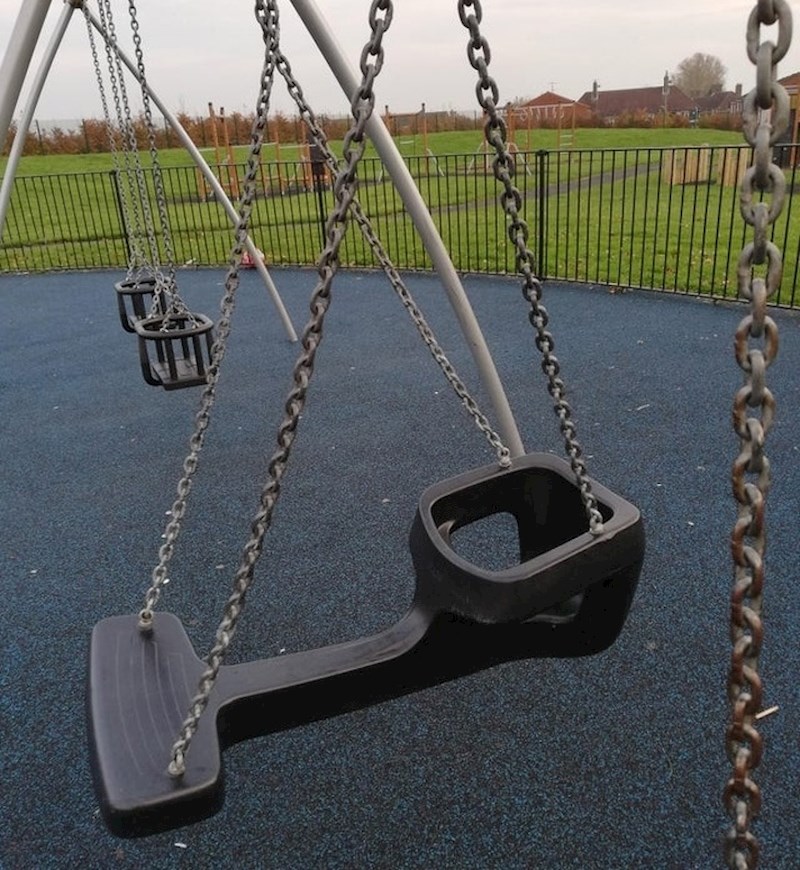 Ljuljačka na kojoj se mogu ljuljati i odrasli skupa sa djetetom