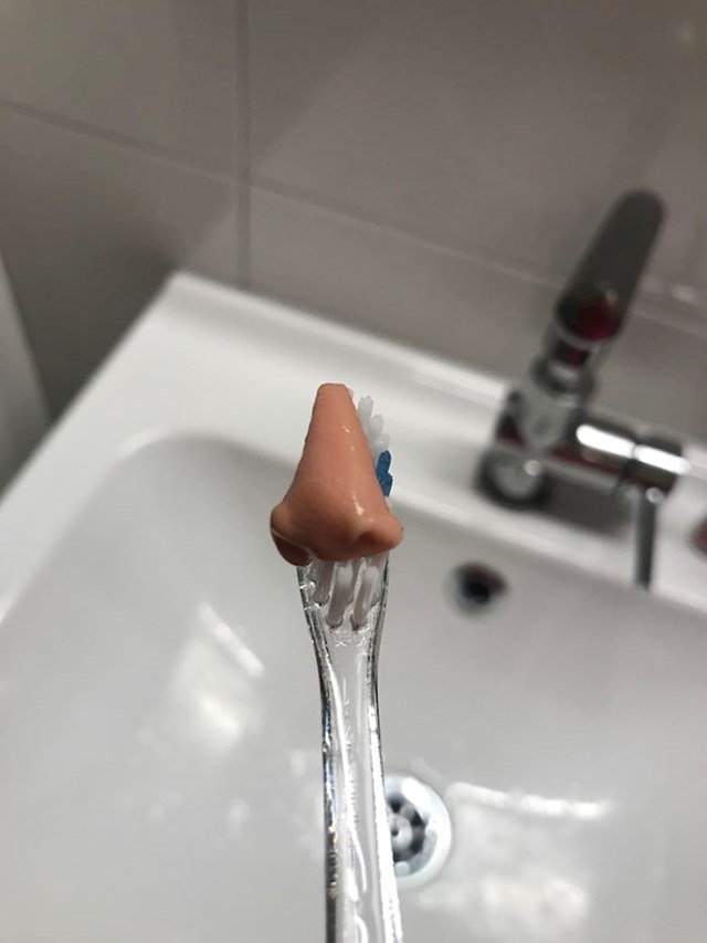 Pasta za zube izgleda kao nos