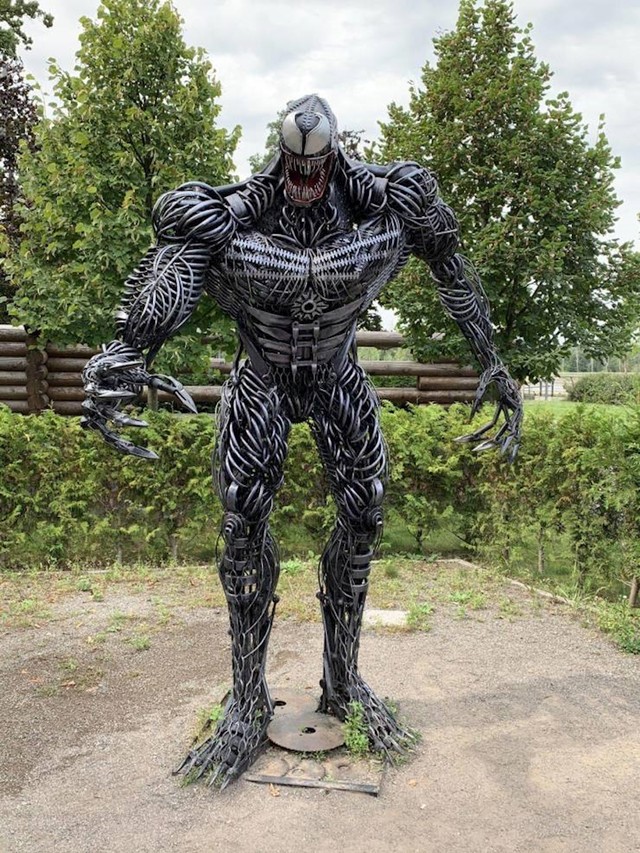 Ovo je kip napravljen od bačenog metala, nalazi se u Ukrajini