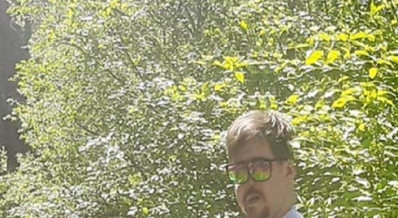 Cura je pokušala uhvatiti panoramsku fotku i potpuno deformirala svog dečka, ovo je urnebesno