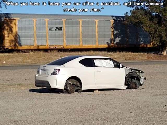 Čovjek je ostavio automobil nakon nesreće. Kad se vratio, dočekalo ga je ovo.