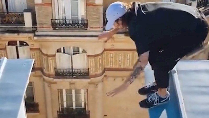 Zavrtjet će vam se u glavi - pogledajte s kojom lakoćom ovaj lik hoda po vrhu zgrada