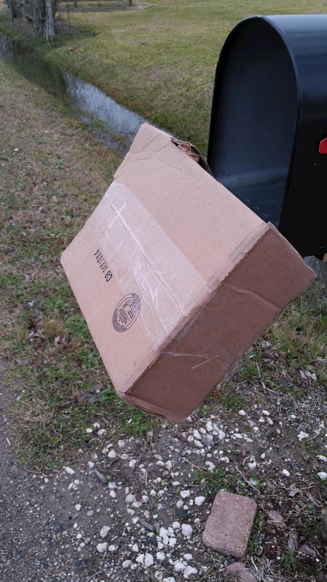 Način kako je poštar ostavio paket