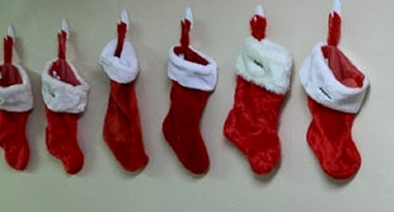 Djed nije mogao pronaći božićne čarape za objesiti na zid pa se snašao na drugi način