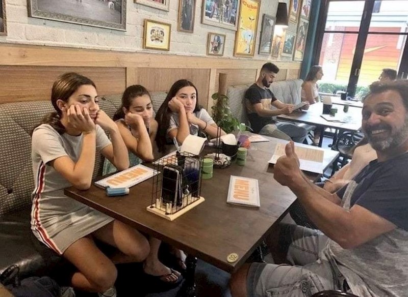 Radosni roditelji i ljuta djeca! Ovaj restoran u Australiji daje 10% popusta ako se ne koriste mobiteli :)