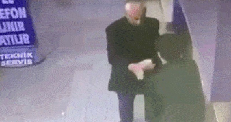 Nadzorna kamera snimila je "korona rukovanje" dvojice muškaraca, ovo izgleda urnebesno