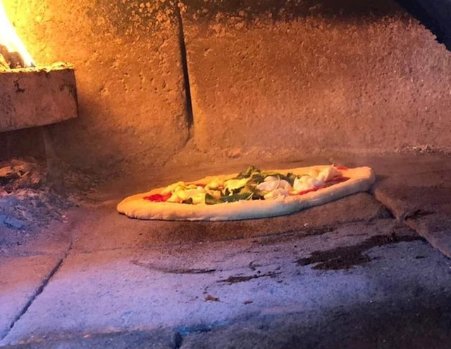 Pizza levitira?
