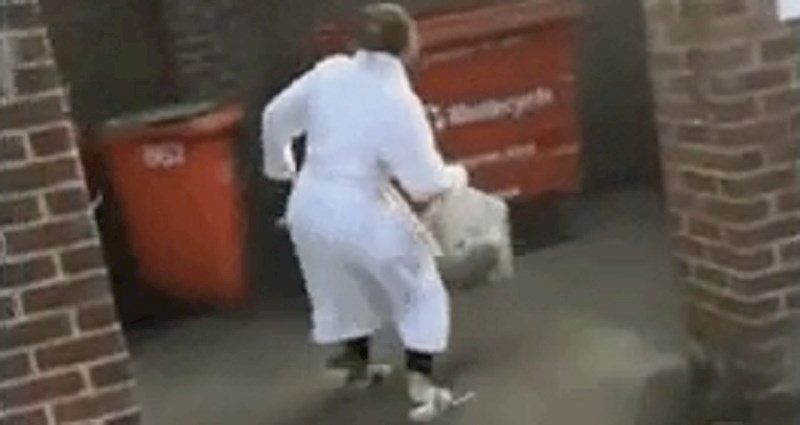 Žena je glumila frajericu dok je bacala smeće, ali vrlo brzo se osramotila