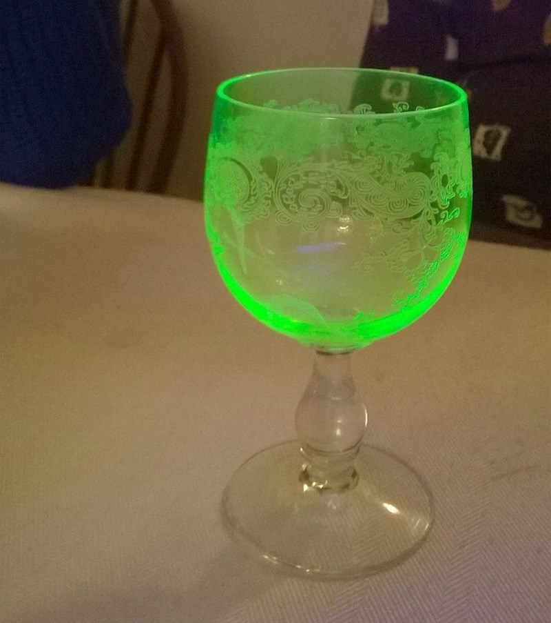 "Moji djed i baka posjeduju set staklenog posuđa iz 1911., koji sadrži uranij. Izloženo UV zračenju, svijetli zeleno. "