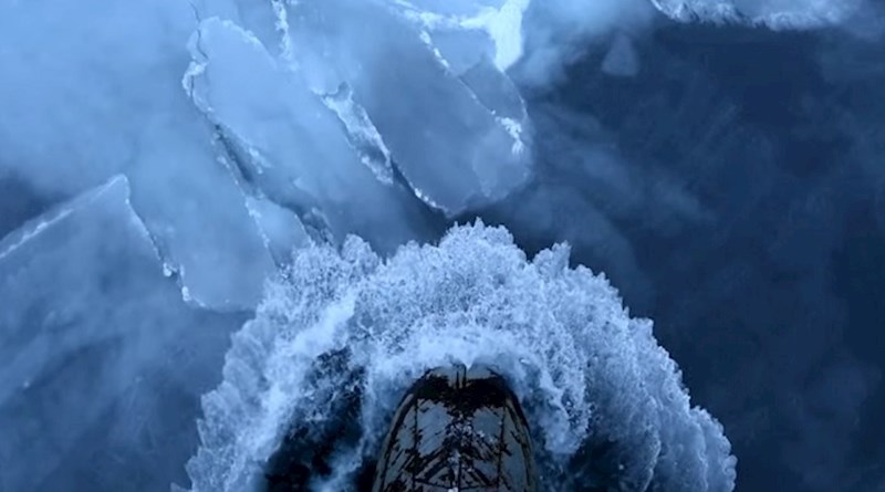 Pogledajte arktički tegljač kako s lakoćom prolazi kroz led