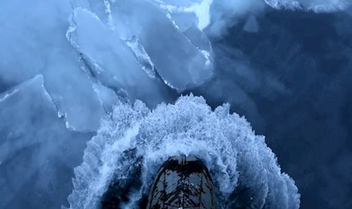 Pogledajte arktički tegljač kako s lakoćom prolazi kroz led