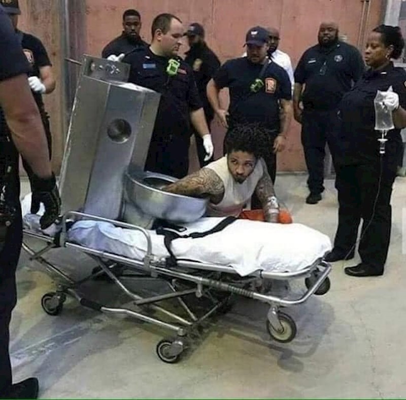 Zašto mu je ruka završila u wc školjci? 😀