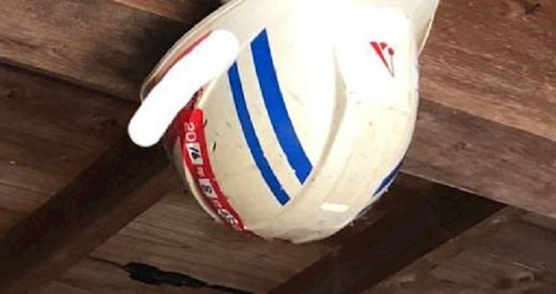 Ostavio je zaštitnu kacigu na gredi, nije mogao vjerovati što je u njoj pronašao