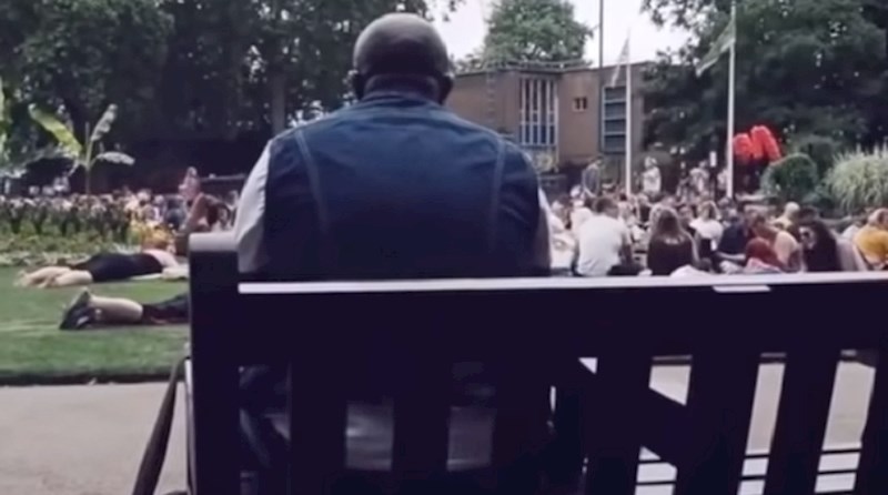 Čovjek je počeo pjevati u parku. Ono što se desilo ni sam nije očekivao