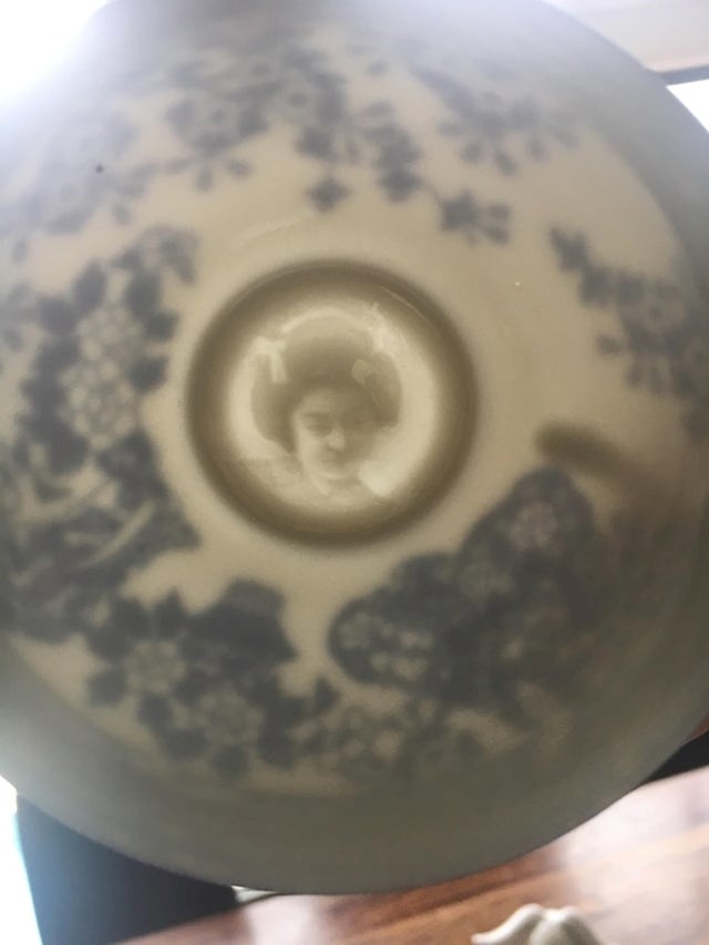 "Šalica za čaj koju je moja mama kupila u Japanu prije 50 godina s damom koju je moguće vidjeli samo kada kroz nju prolazi svjetlost"