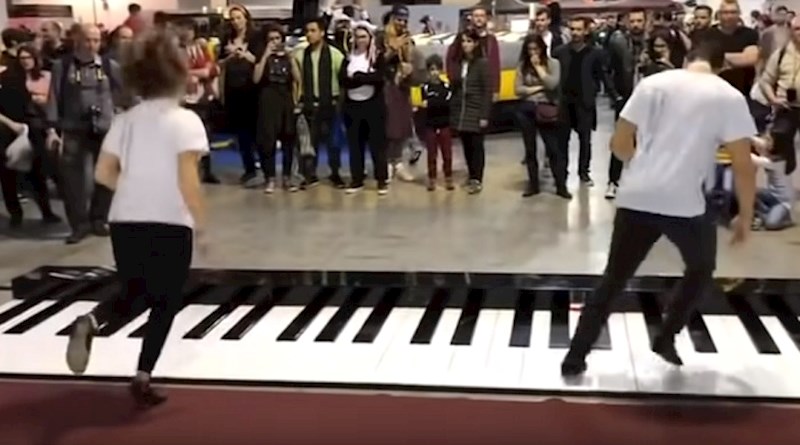 Pogledajte impresivno sviranje klavira čije su tipke na tlu