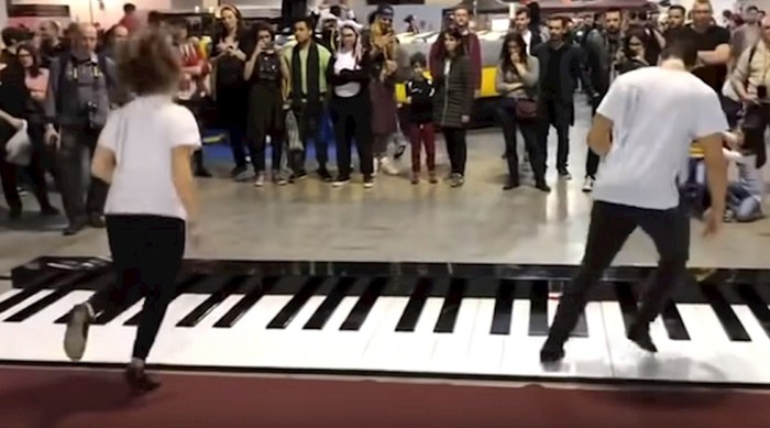 Pogledajte impresivno sviranje klavira čije su tipke na tlu
