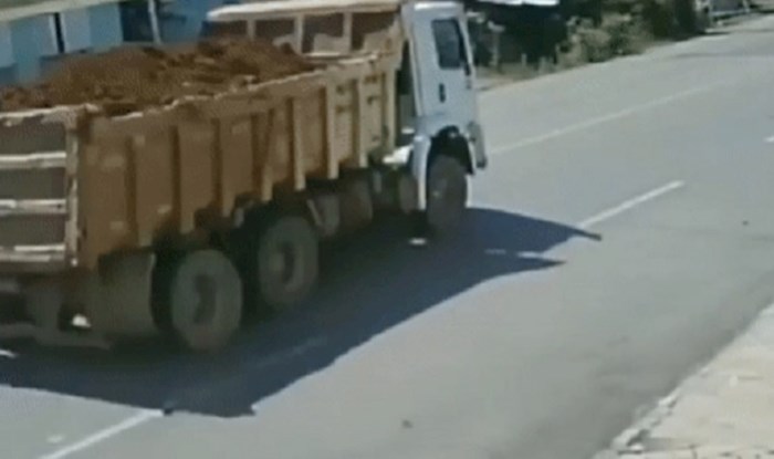 Nadzorna kamera snimila je jezivu scenu, vozač nije bio ni svjestan što se dogodilo