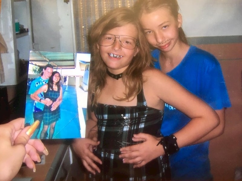 Dvije sestre poziraju kao prijateljica njihove starije sestre i njen dečko...