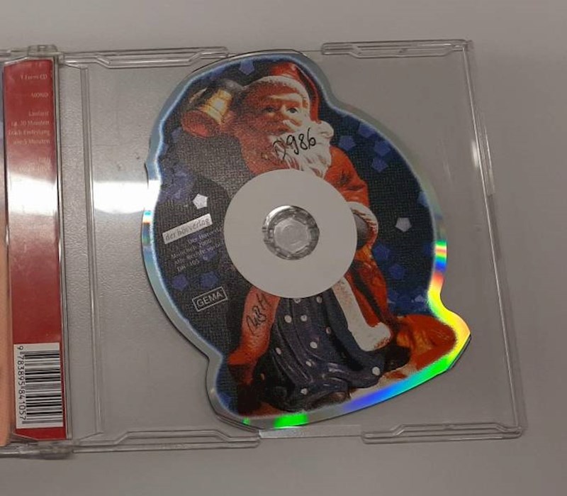 Ovakav oblik CD-a. U sredini je manji okrugli dio kojeg laser zapravo učitava. Ostalo je ukras