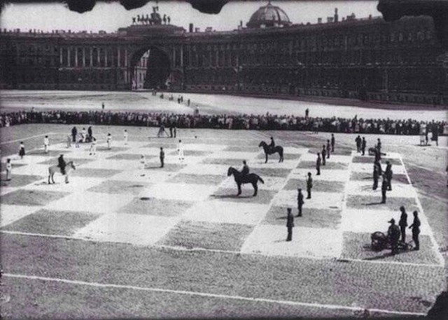 Ljudska partija šaha odigrana je 1924. godine u St. Petersburghu u tadašnjem Sovjetskom Savezu