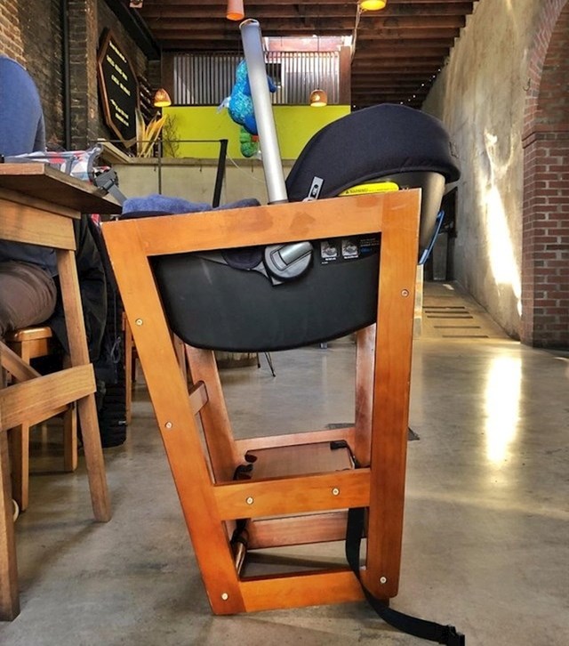 Što učiniti kada u restoranu nemaju dječju sjedalicu: