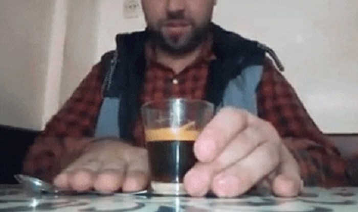 Pokušao je izvesti trik s kavom i žličicom, ali je to ubrzo požalio