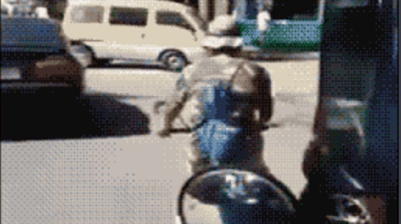 Mislili su da lik vozi bicikl, kada su shvatili što radi morali su ovo snimiti