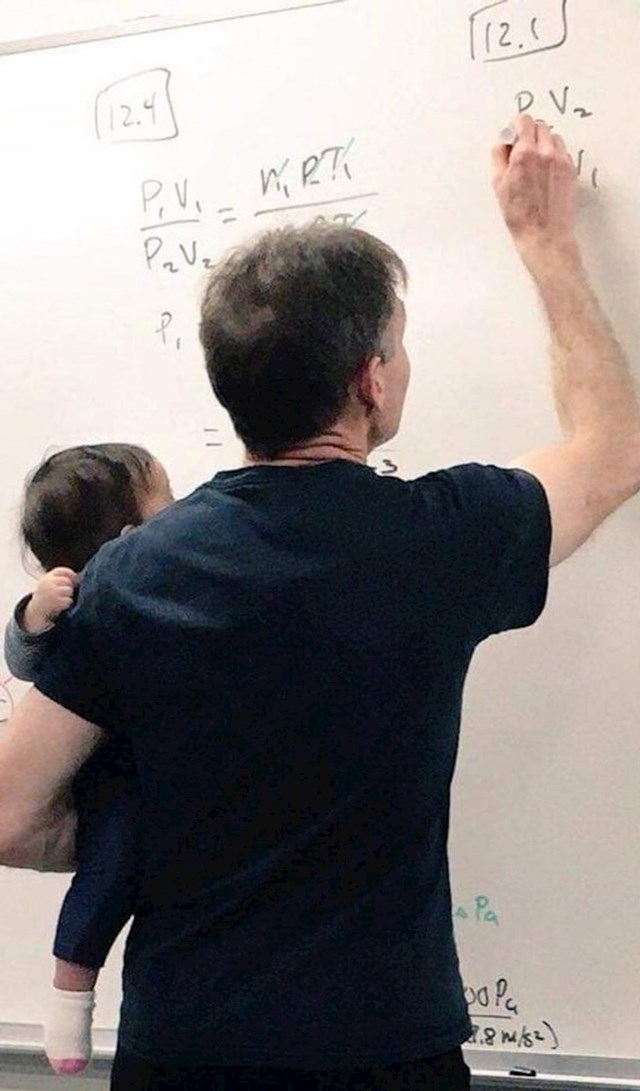 Profesor čuva dijete jedne studentice na fakultetu