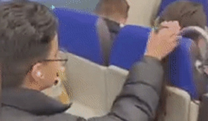 Morate vidjeti što je napravio ovaj dječak kako bi gledao film na mobitelu