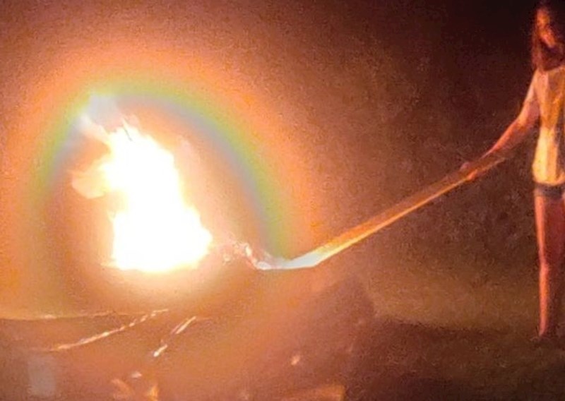 Fotografija kćeri pored vatre izgleda kao da djevojčica vodi jednoroga na povodcu