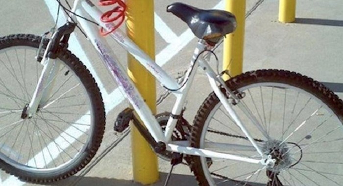 Vlasnik ovog bicikla nije baš najpametniji, ali barem ga prati sreća