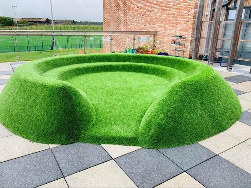 Instalacija od umjetne trave izgleda kao nešto photoshopirano