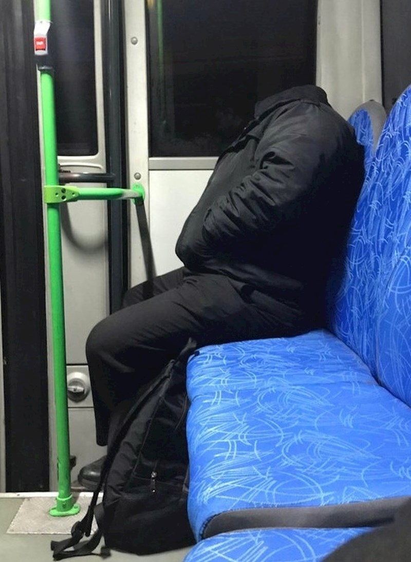 Teško je vidjeti, ali lik nije bez glave, nego nosi majicu s crnom kapuljačom