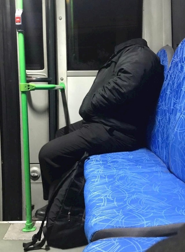Teško je vidjeti, ali lik nije bez glave, nego nosi majicu s crnom kapuljačom