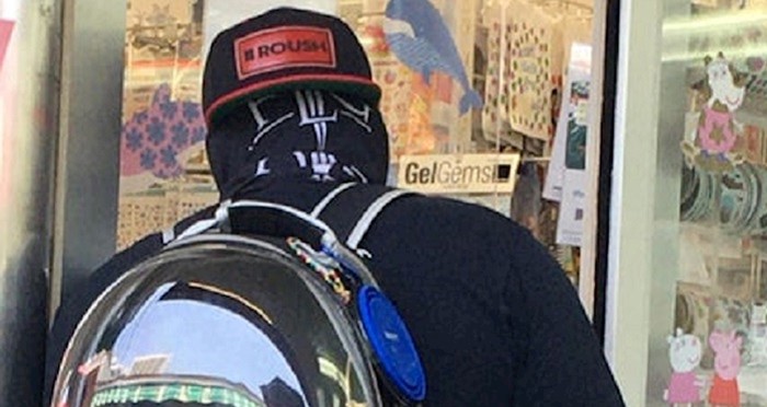 Lik je ušao u dućan i svi su zurili u njegov ruksak, evo zašto