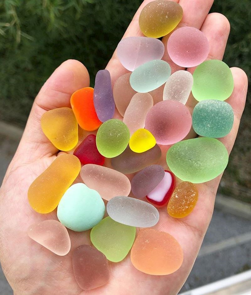 Staklo s plaže koje izgleda kao bomboni