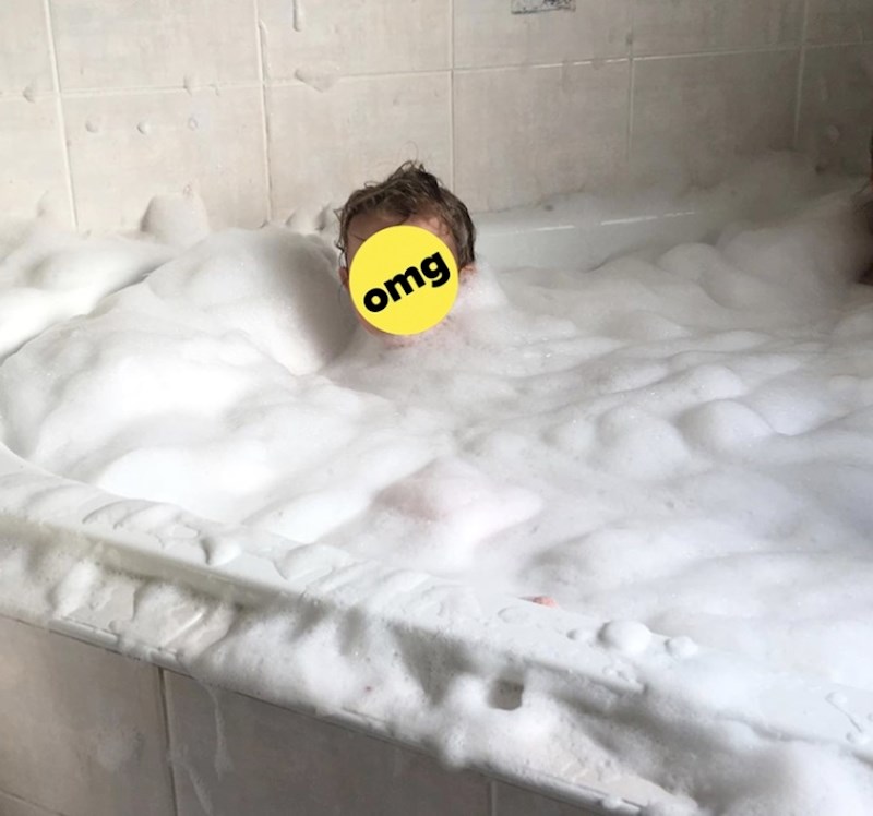 Ova mama slučajno je ostavila sina samog u pjenušavoj kupki