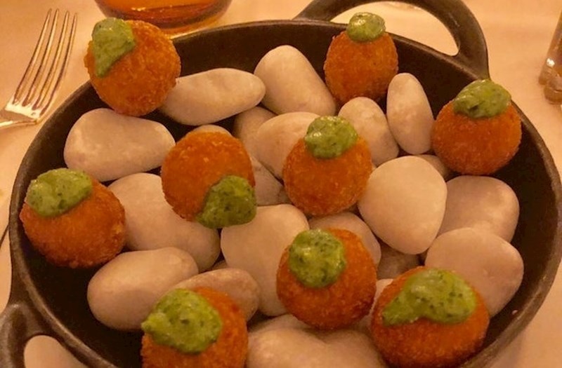 "Konobar mi je donio tanjur i rekao da ne jedem kamenje..."