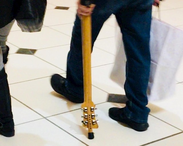 Kako postati cool djed uz pomoć gitare...