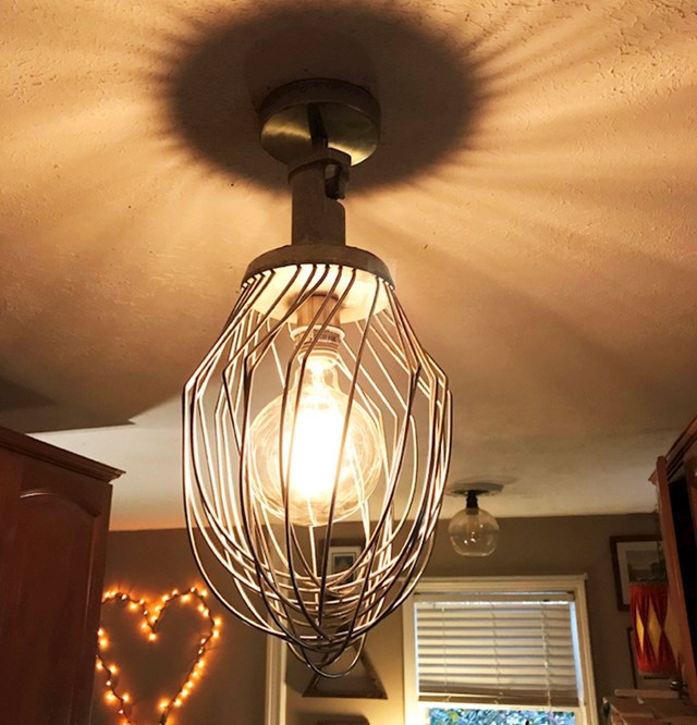 "Moja supruga je pretvorila ovu staru industrijsku žicu za miješanje u svjetlo u našoj kuhinji. "